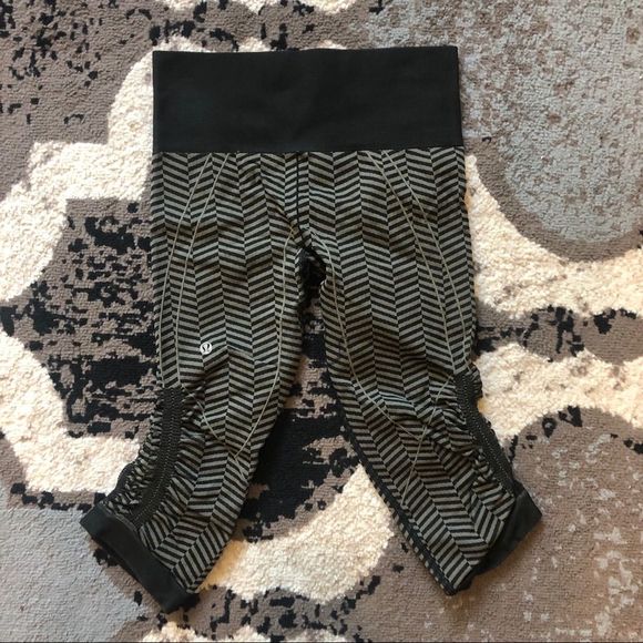 Lululemon Seamless In The Flow Black Green 4 EUC - Picture 3 of 4